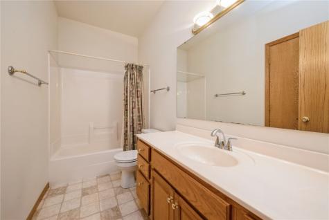 2500 Creekside Drive Hiawatha IA 52233