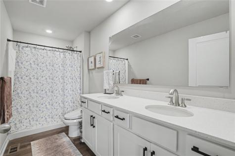 2786 Anne Drive Hiawatha IA 52233