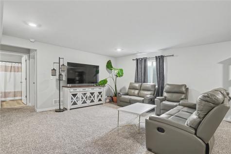 2786 Anne Drive Hiawatha IA 52233