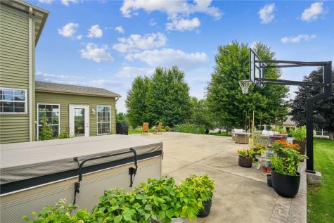 411 Cobble Stone Drive NW Cedar Rapids IA 52405