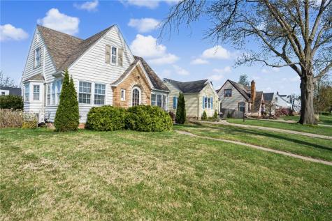 526 Longwood Drive NE Cedar Rapids IA 52402