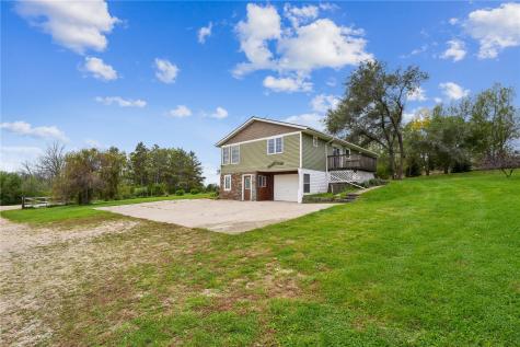 2093 Wapsie Y Road Coggon IA 52213