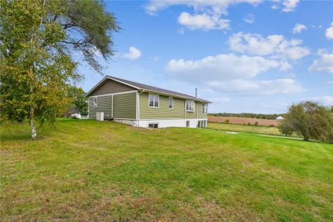 2093 Wapsie Y Road Coggon IA 52213