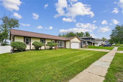 23 Clive Drive NW Cedar Rapids IA 52405