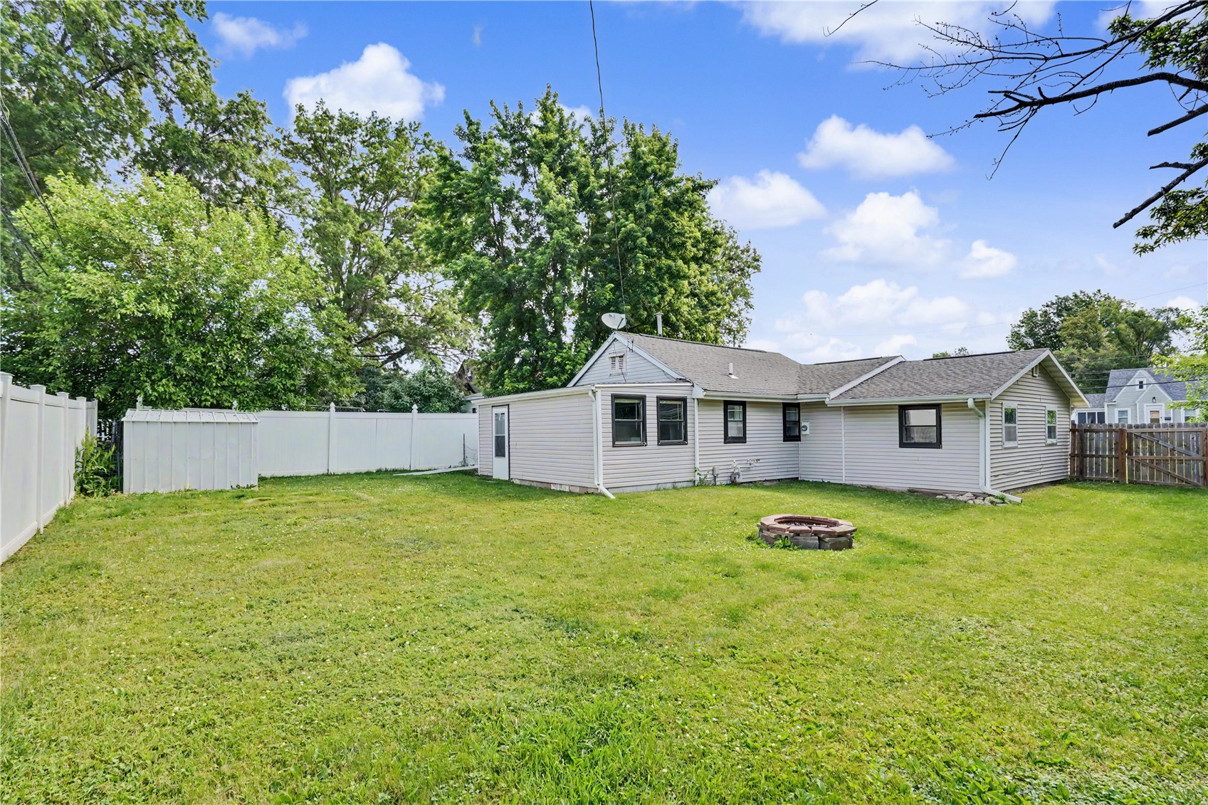 338 20th Street NW Cedar Rapids IA 52404