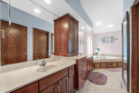 6020 Flagstone Drive NE Cedar Rapids IA 52402