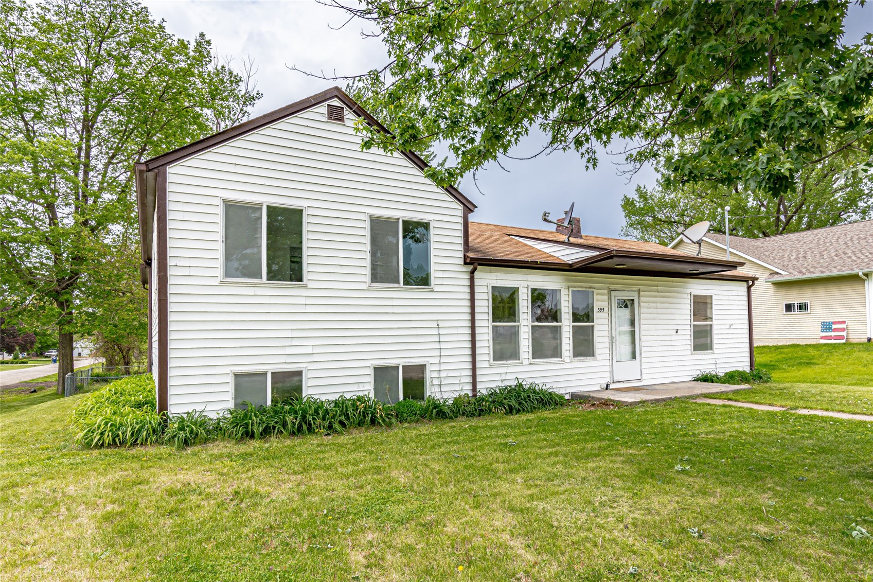395 S Troy Robins IA 52328