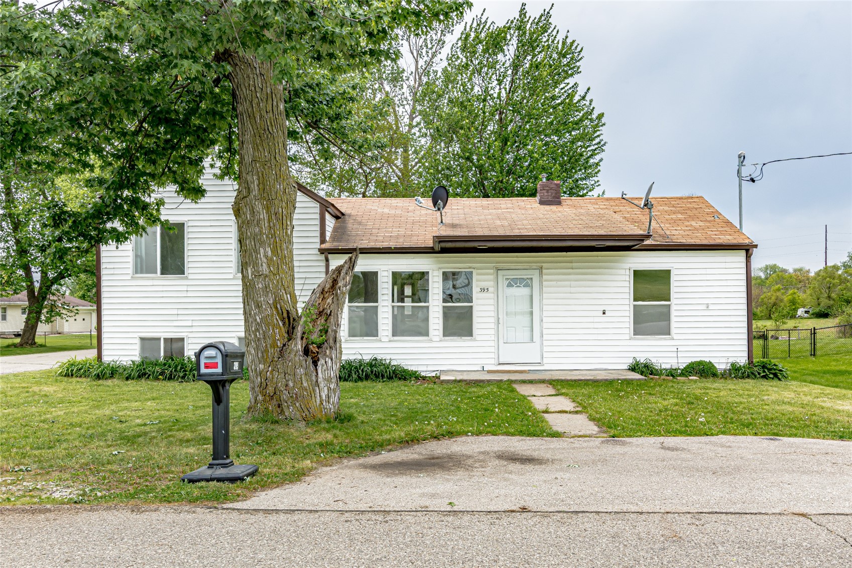 395 S Troy Robins IA 52328
