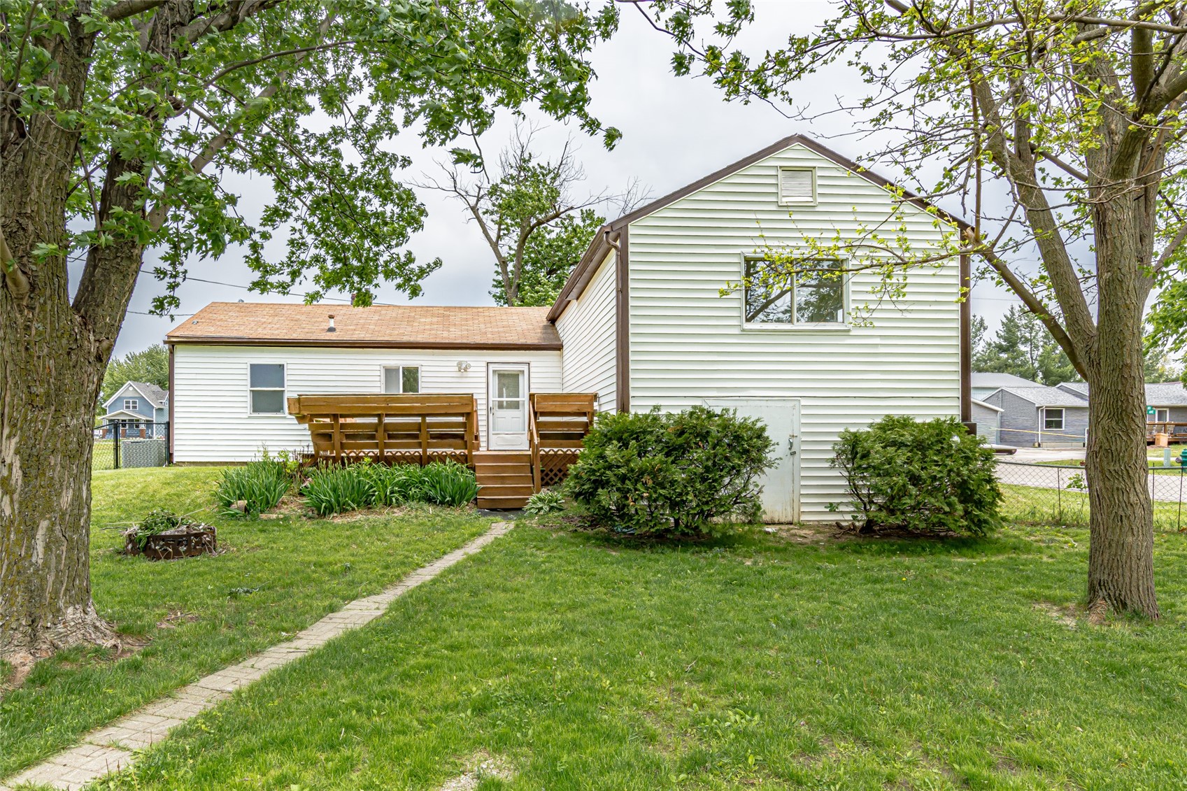 395 S Troy Robins IA 52328