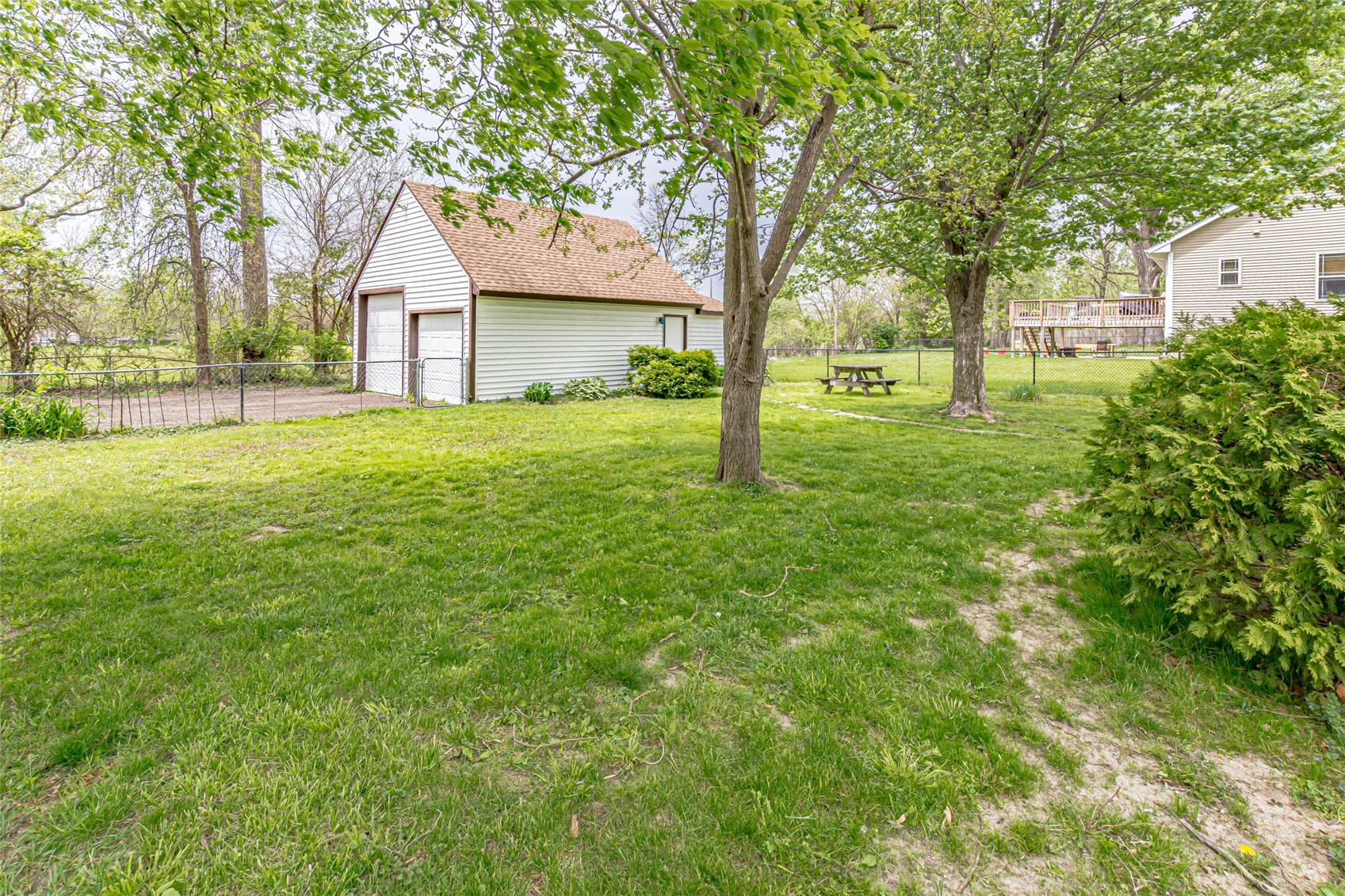395 S Troy Robins IA 52328