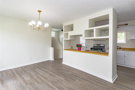395 S Troy Robins IA 52328