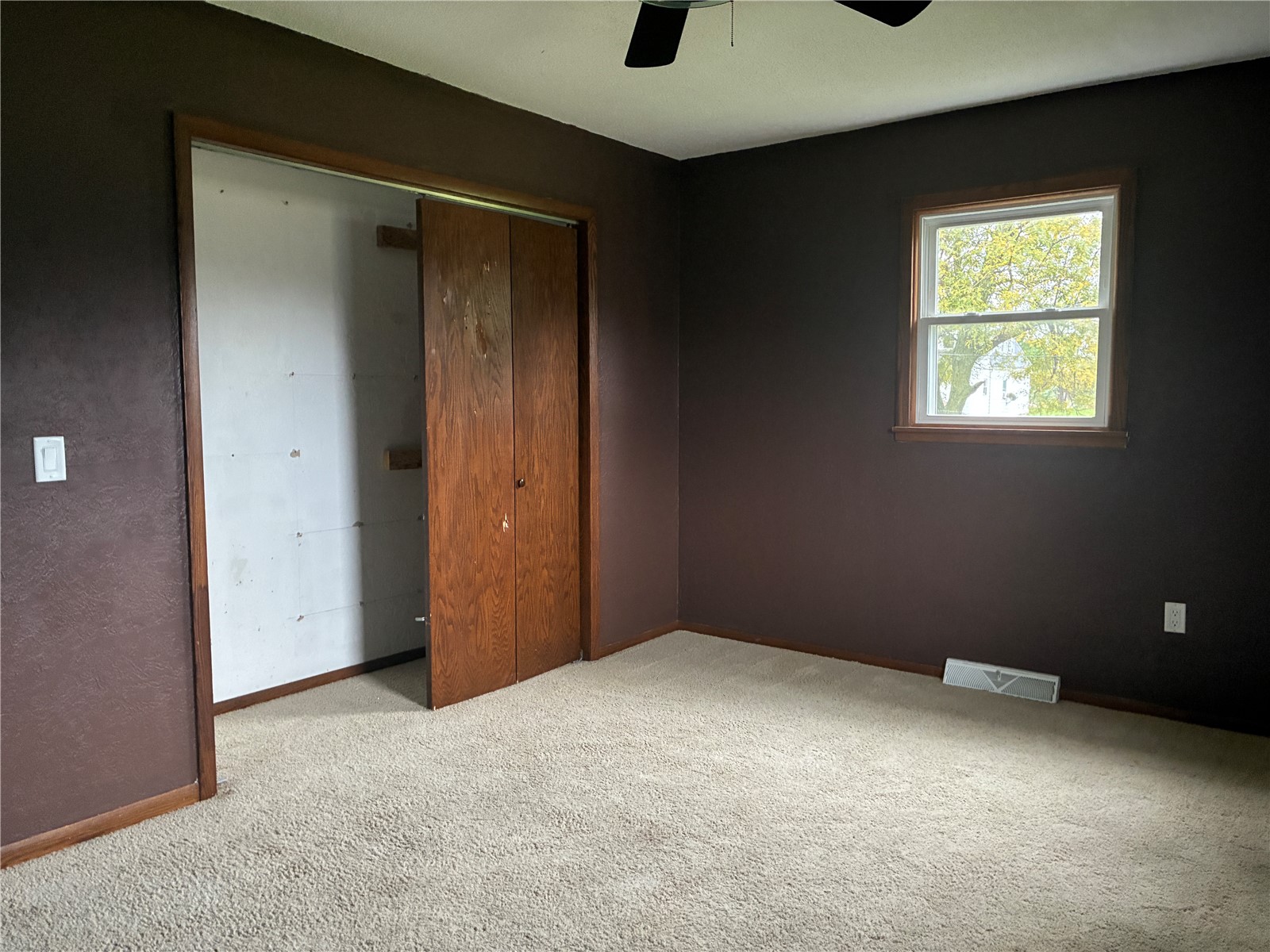 1122 E 3rd Street Vinton IA 52349