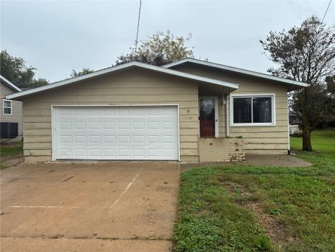 1122 E 3rd Street Vinton IA 52349