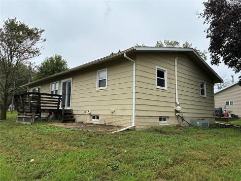 1122 E 3rd Street Vinton IA 52349