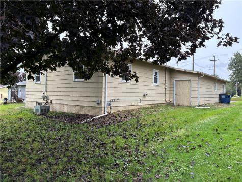 1122 E 3rd Street Vinton IA 52349