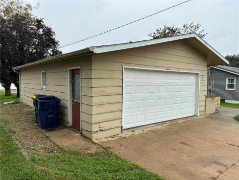 1122 E 3rd Street Vinton IA 52349