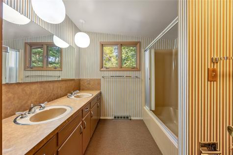 2404 Indian Hill Road SE Cedar Rapids IA 52403