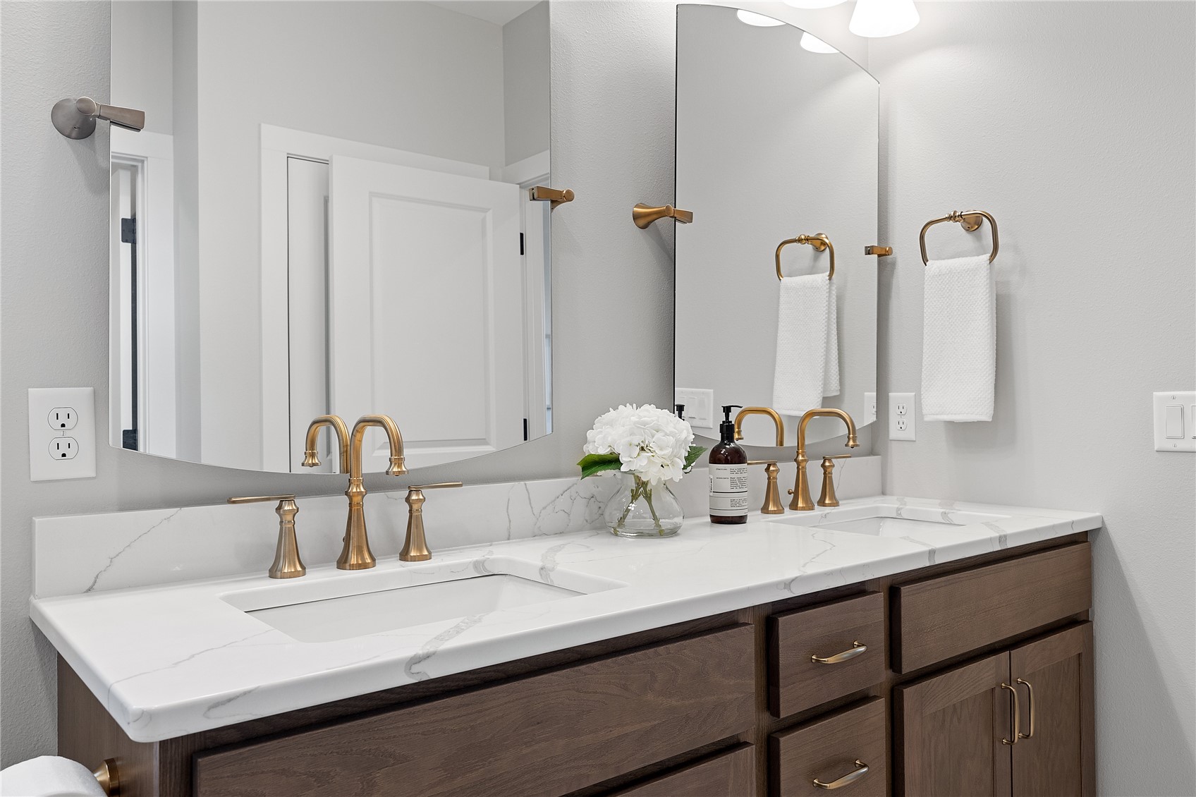3526 Reed Road Hiawatha IA 52302