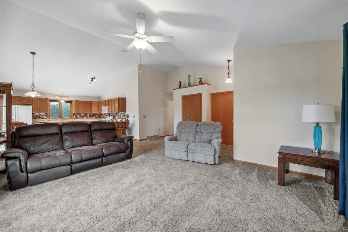 104 Country View Mechanicsville IA 52306