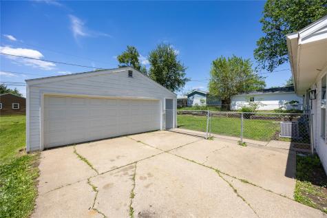3737 Oakland Road NE Cedar Rapids IA 52402