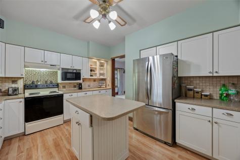 1707 8th Avenue Belle Plaine IA 52208