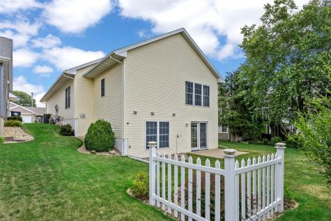 230 S Blairsferry Crossing Hiawatha IA 52233