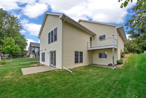230 S Blairsferry Crossing Hiawatha IA 52233