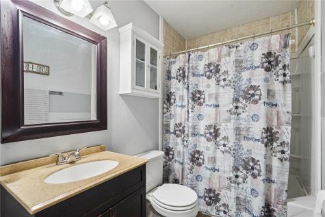 6704 Idlebrook Lane NE Cedar Rapids IA 52402