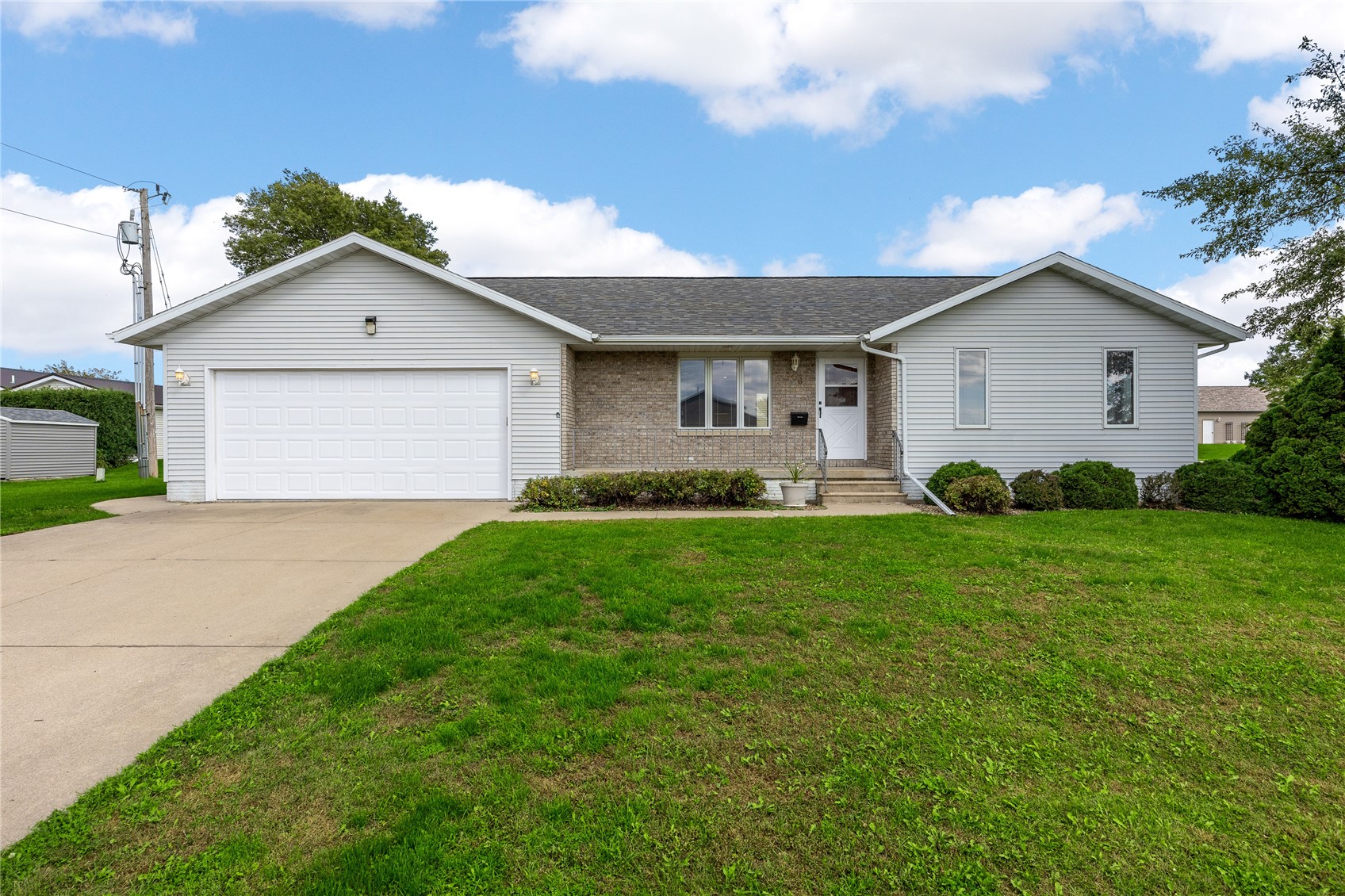 506 3rd Avenue Newhall IA 52315