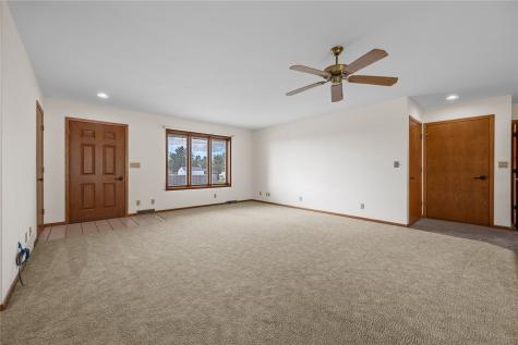 506 3rd Avenue Newhall IA 52315