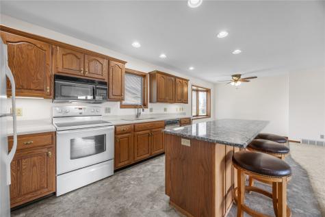 506 3rd Avenue Newhall IA 52315