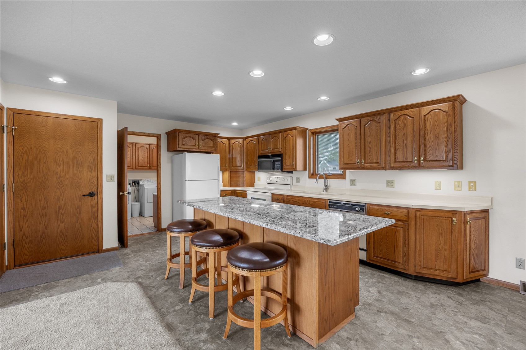 506 3rd Avenue Newhall IA 52315