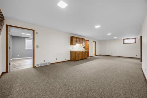 506 3rd Avenue Newhall IA 52315