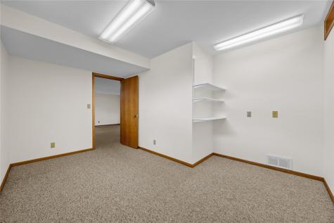 506 3rd Avenue Newhall IA 52315
