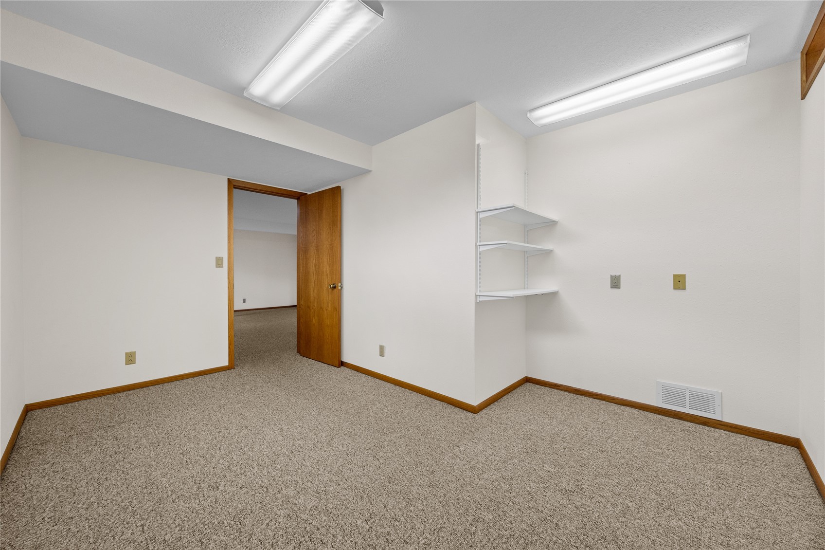 506 3rd Avenue Newhall IA 52315