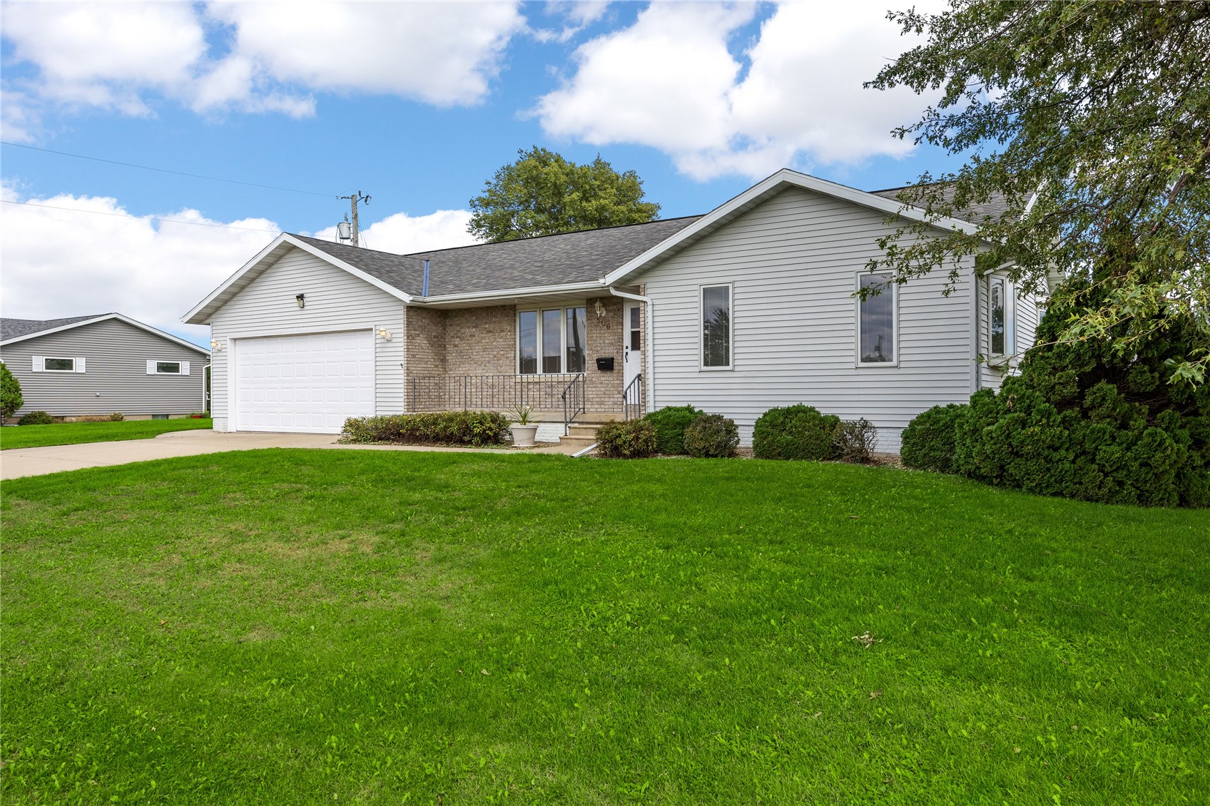 506 3rd Avenue Newhall IA 52315