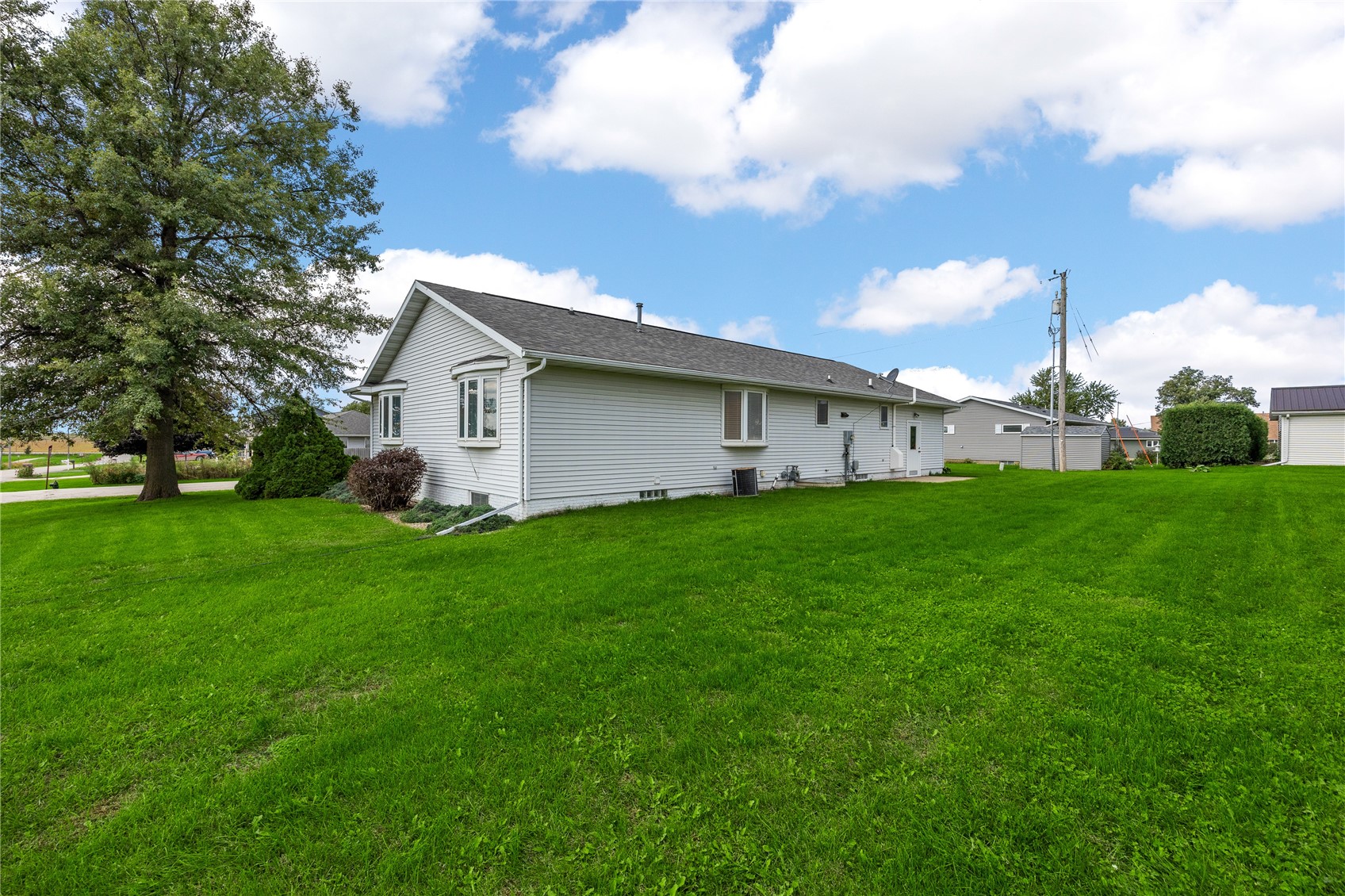 506 3rd Avenue Newhall IA 52315