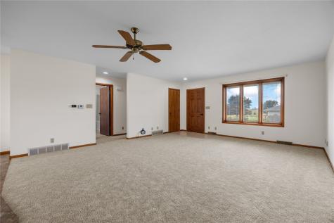506 3rd Avenue Newhall IA 52315