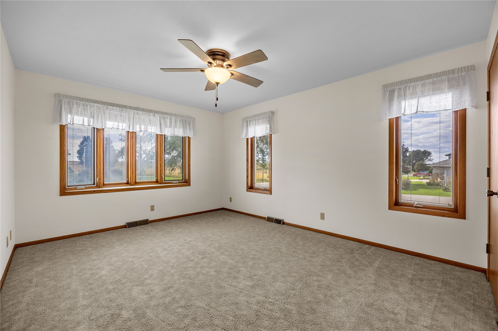 506 3rd Avenue Newhall IA 52315