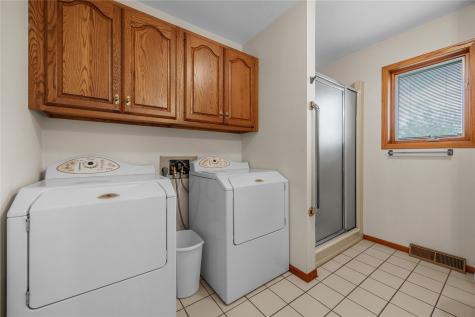 506 3rd Avenue Newhall IA 52315