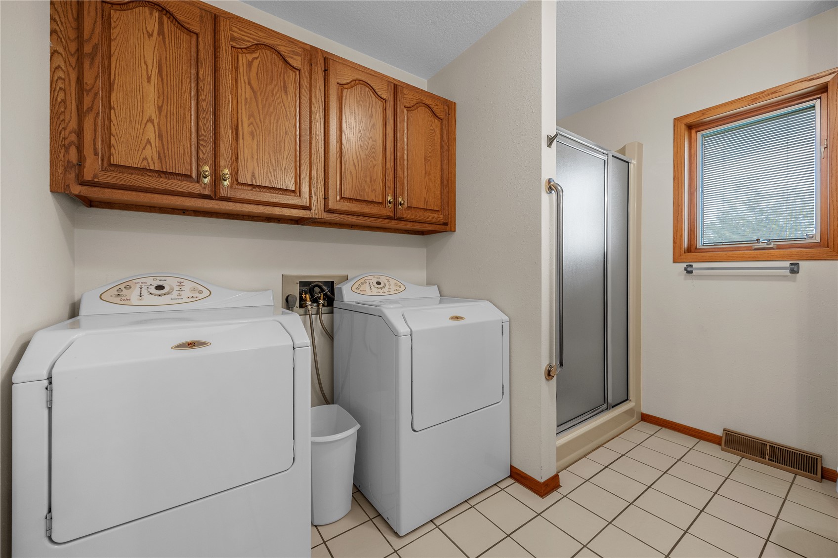 506 3rd Avenue Newhall IA 52315