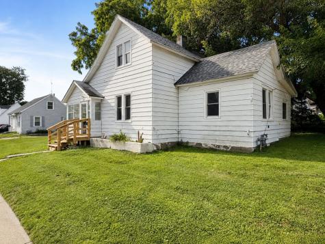 1221 B Avenue NW Cedar Rapids IA 52405