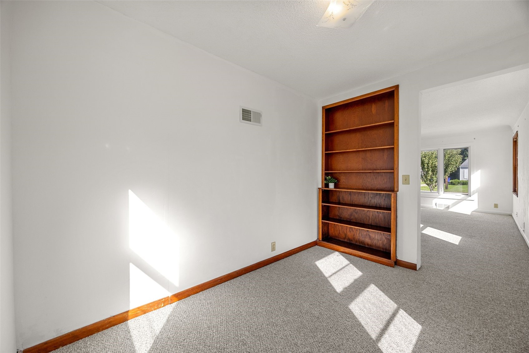 3019 Oakland Road NE Cedar Rapids IA 52402