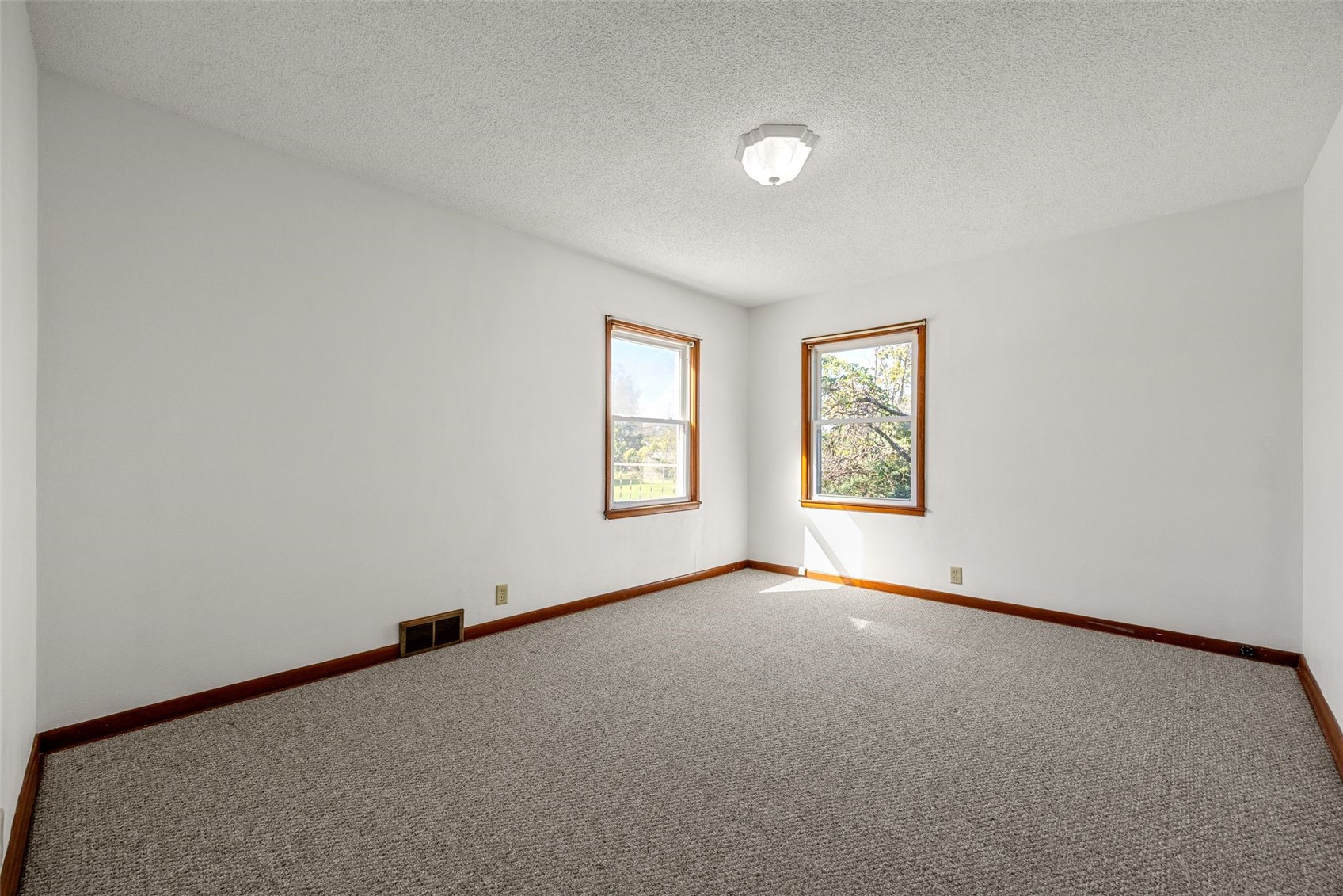 3019 Oakland Road NE Cedar Rapids IA 52402