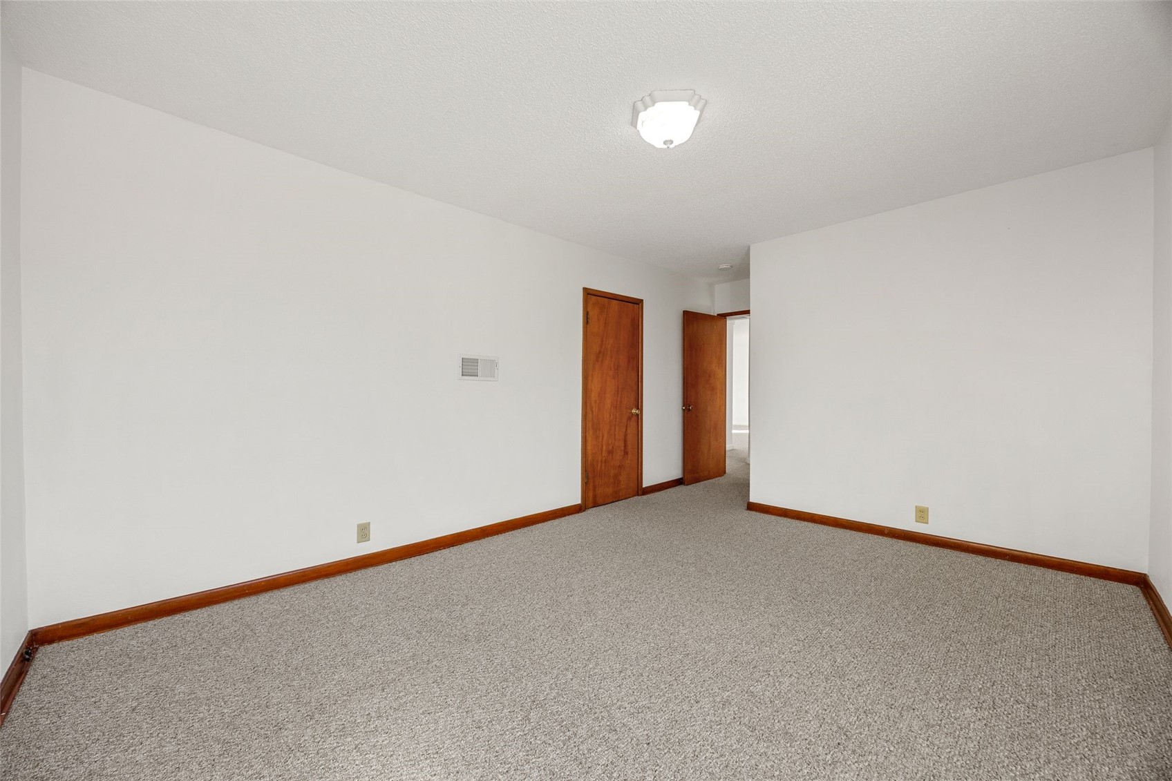 3019 Oakland Road NE Cedar Rapids IA 52402