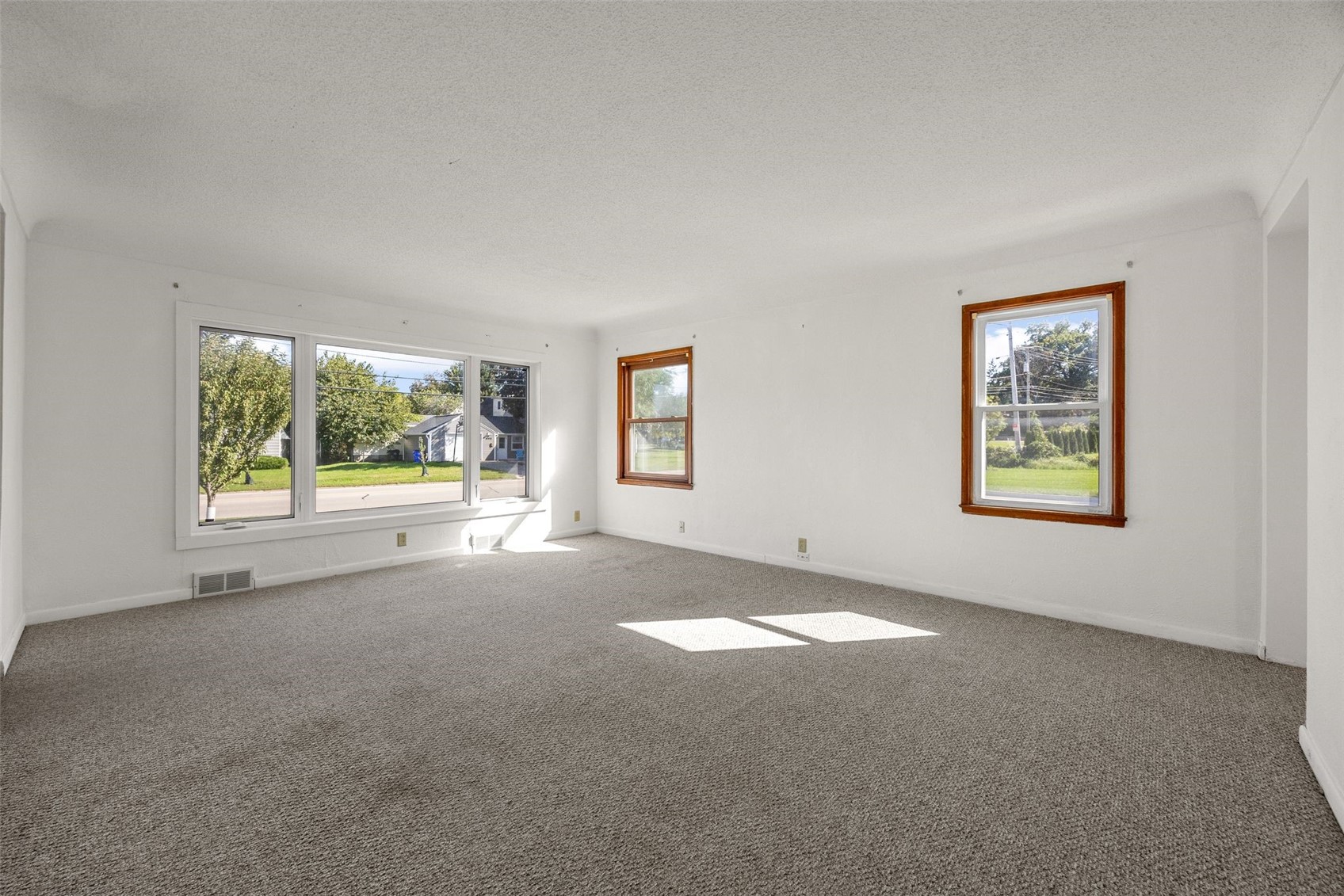 3019 Oakland Road NE Cedar Rapids IA 52402