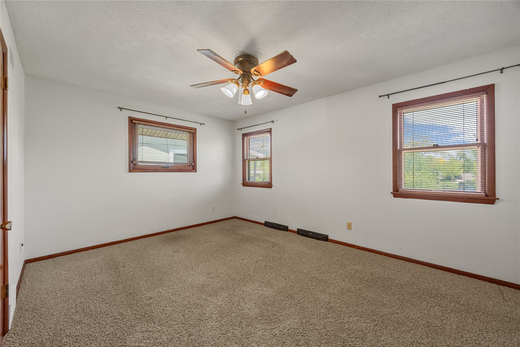 3908 Knollcrest NE Cedar Rapids IA 52402