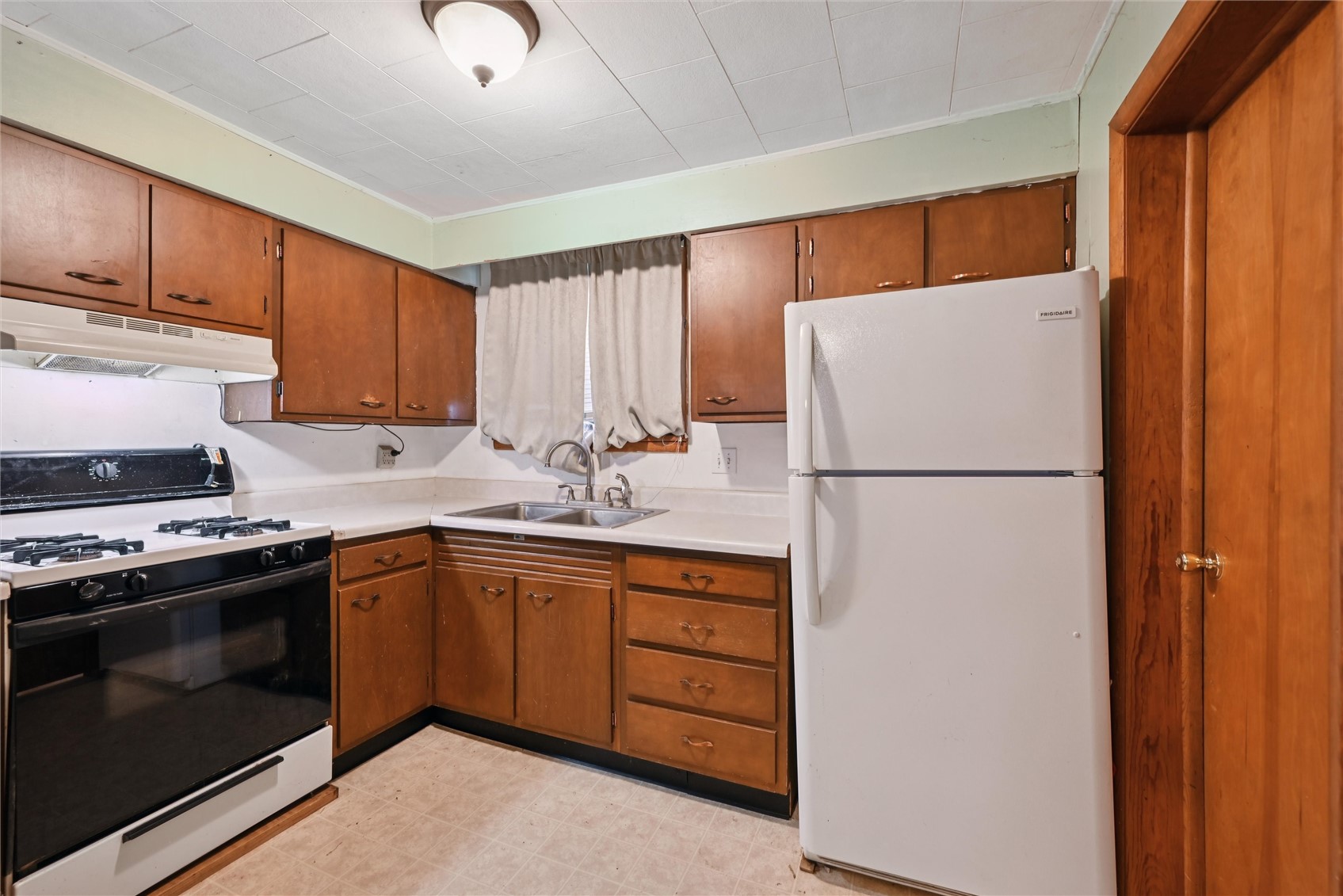 906 6th Avenue Belle Plaine IA 52208