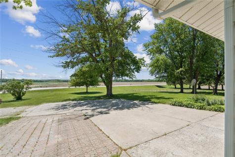 1347 Pp Avenue Marengo IA 52301