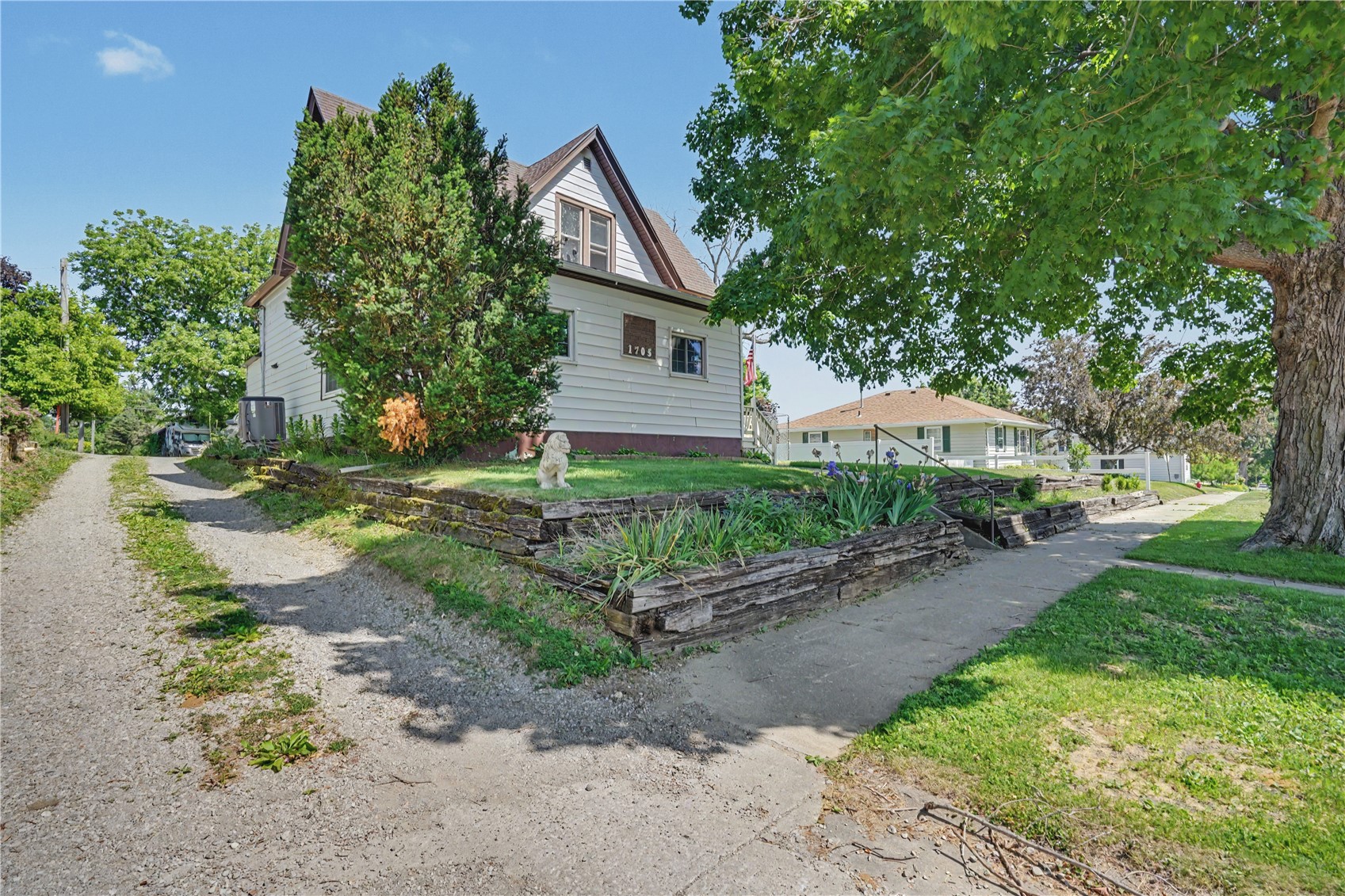 1705 7th Avenue Belle Plaine IA 52208